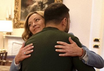 vadim07751823's tweet photo. 19 miliardi regalati all'Ucraina equivalgono a tre anni di reddito di cittadinanza.
In pratica la Meloni lo ha tolto agli italiani per darlo agli ucraini.

Solo per questo dovrebbe essere processata per alto tradimento https://t.co/rLROtgn36u