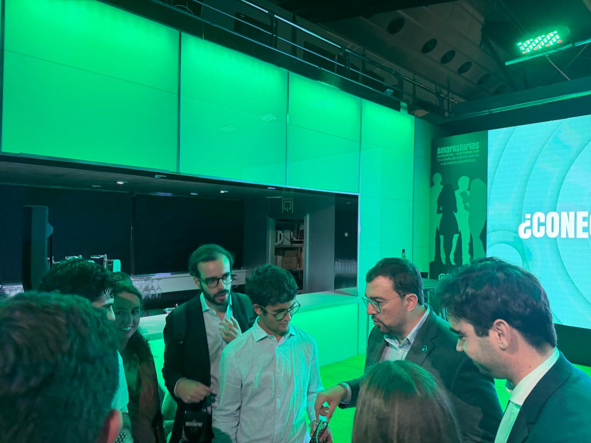 pabloduuran_'s tweet photo. El pasado lunes asistí en Madrid al evento «Amar Asturias», un encuentro entre jóvenes asturianos con ganas de aportar a nuestra región. Tuve la oportunidad de conversar con personas muy interesantes, entre ellas el presidente del Principado, @AdrianBarbon. Fue una gran tarde! https://t.co/ATqWZO1U6l