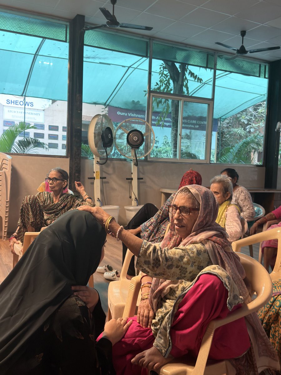afreenfatimaali's tweet photo. spent some time where love needs no age 🧚🏻 #oldagehome https://t.co/qW41hsw0hX