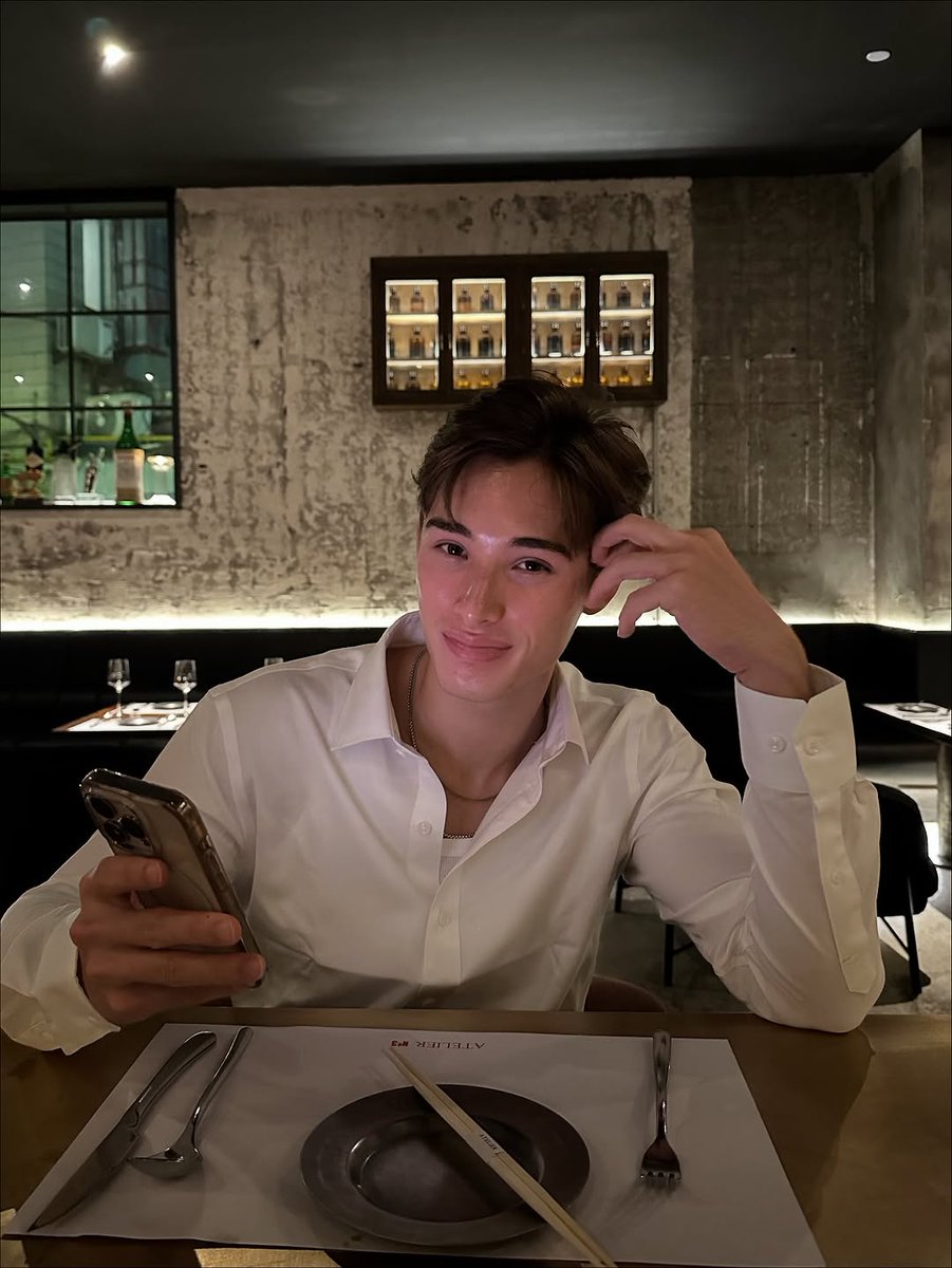 elix_kozar's tweet photo. Ordering oysters and playing clash royale at the table https://t.co/P4F0iNhULL