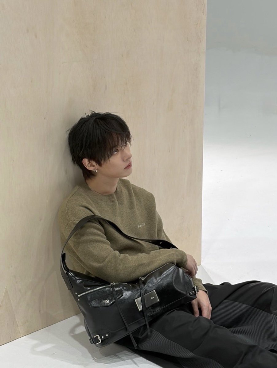 SKZ_addicted's tweet photo. Who is strong enough to resist when he looks up like this? No wonder everyone babies him. https://t.co/V7utFXqSDM