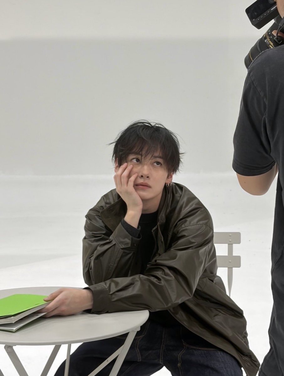 SKZ_addicted's tweet photo. Who is strong enough to resist when he looks up like this? No wonder everyone babies him. https://t.co/V7utFXqSDM