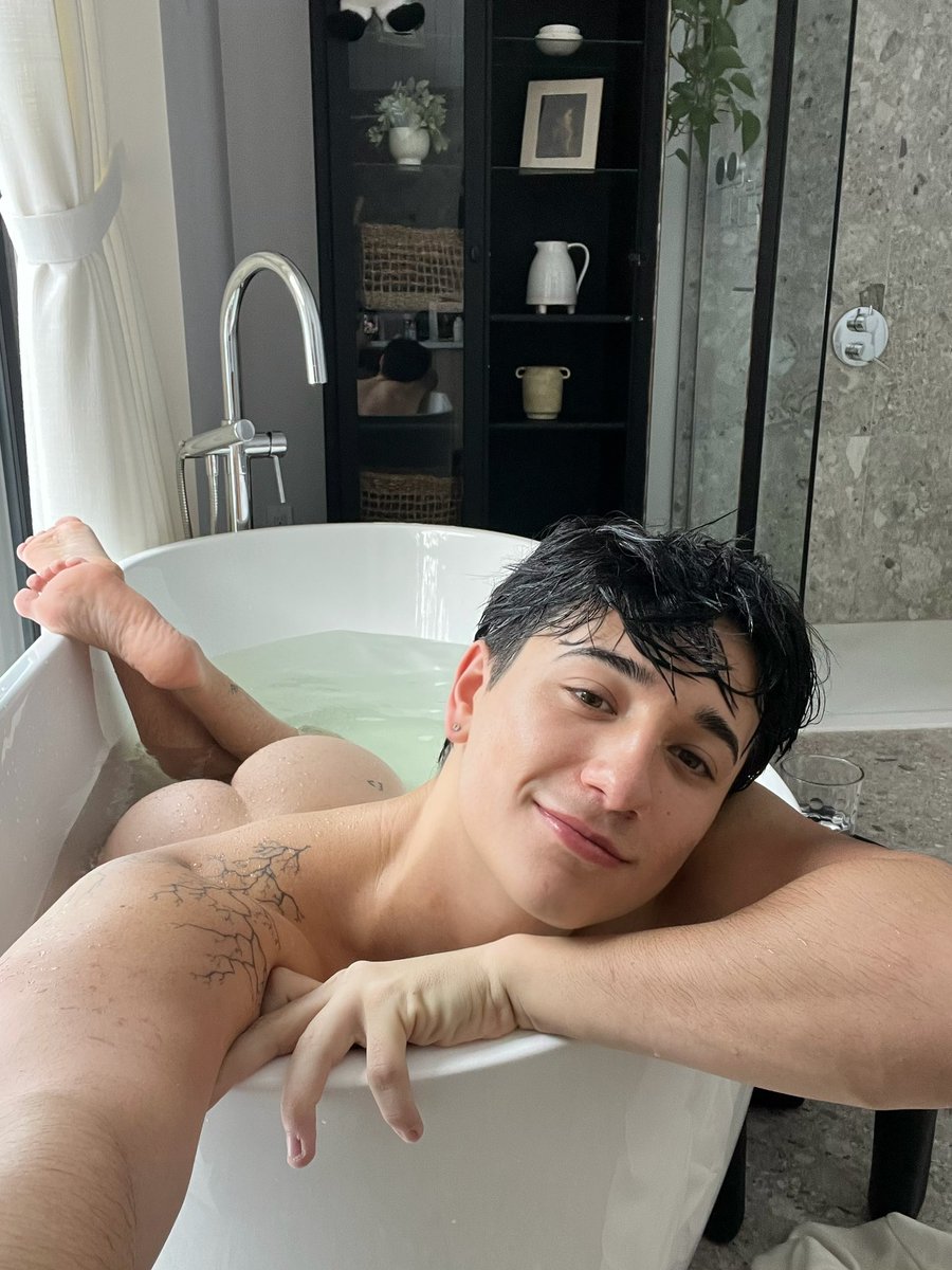 callumwes's tweet photo. There’s place for 2 ￼🫣🛁 https://t.co/4EeBQ2mwxb