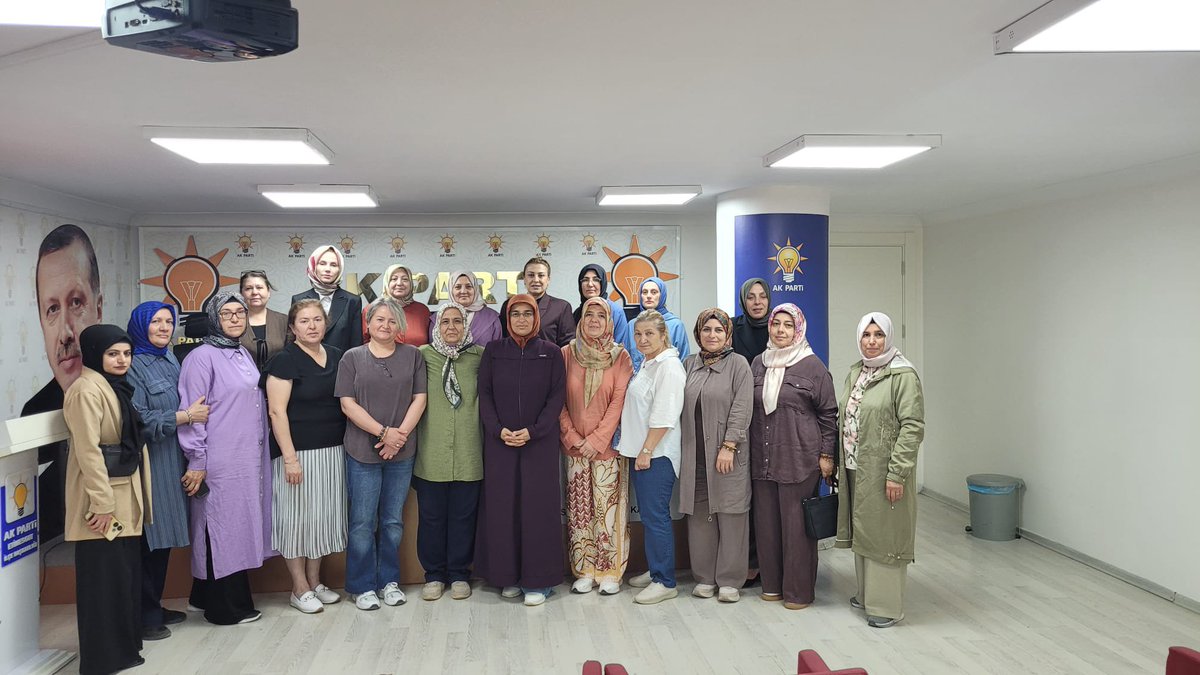 etimesgutkadn1's tweet photo. Haftalık olağan yönetim kurulu toplantımızı, İlçe Kadın Kolları Başkanımız Sn. Nurhan Bayhan, İlçe Koordinatörümüz Sn. Hümeyra Aksoy ve kıymetli birim başkanlarımızın katılımlarıyla gerçekleştirdik.
Teşkilat çalışmalarımızı değerlendirdiğimiz bir toplantı oldu. https://t.co/wr5yNXJH00