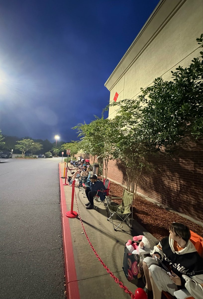 shiny_peso's tweet photo. and YES the line was long as hell, got there around 9pm last night and was 4th in line

Passed the time with some Bravely Default https://t.co/u8EWWAMI52