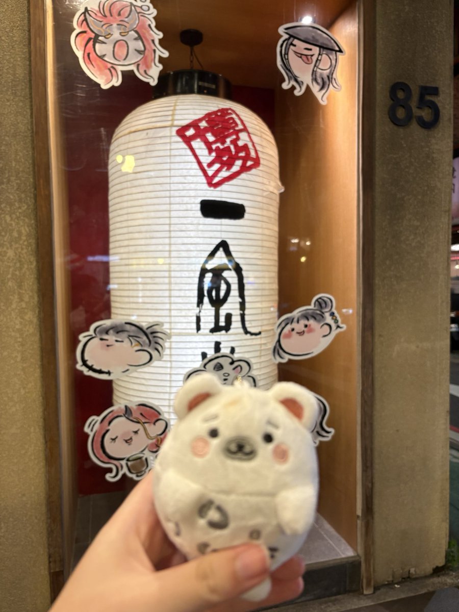 ViviDraws300's tweet photo. ㄝ為什麼裡面每張桌子都是他們兩個啊？明明其他人也有Q版大頭(⊙ω⊙)為什麼咧～～ https://t.co/ov9oezEv8G
