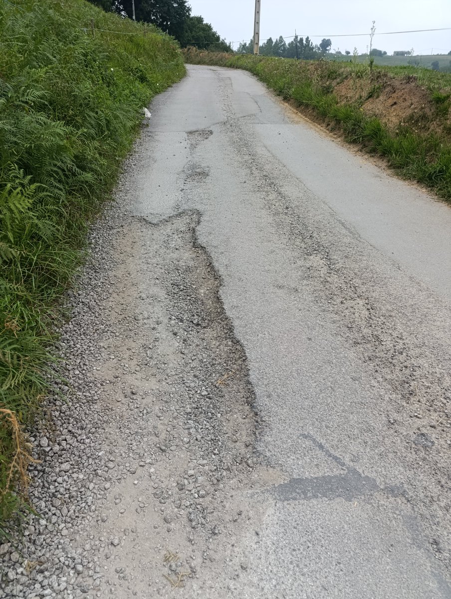 Vito65530256's tweet photo. @PSOECantabria @PSOETorrelavega Así sigue la carretera de #LaMontaña desde el n°71 al n° 78 del Barrio El Bardalón. Mientras en otras zonas se renueva hasta el alumbrado, aquí no se dignan en echar asfalto/hormigón ni en poner 4 farolas led. https://t.co/ea7wbj3VmS