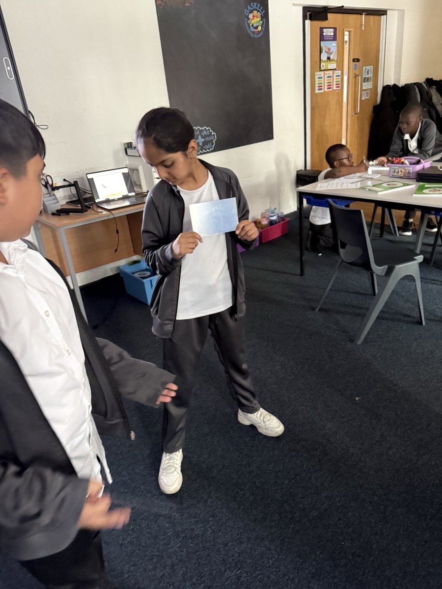 UKS2_Gaskell's tweet photo. Year 6 have been using mirrors to reflect light 💡 @GaskellPrimary @GaskellScience https://t.co/0SnIKLFGJL