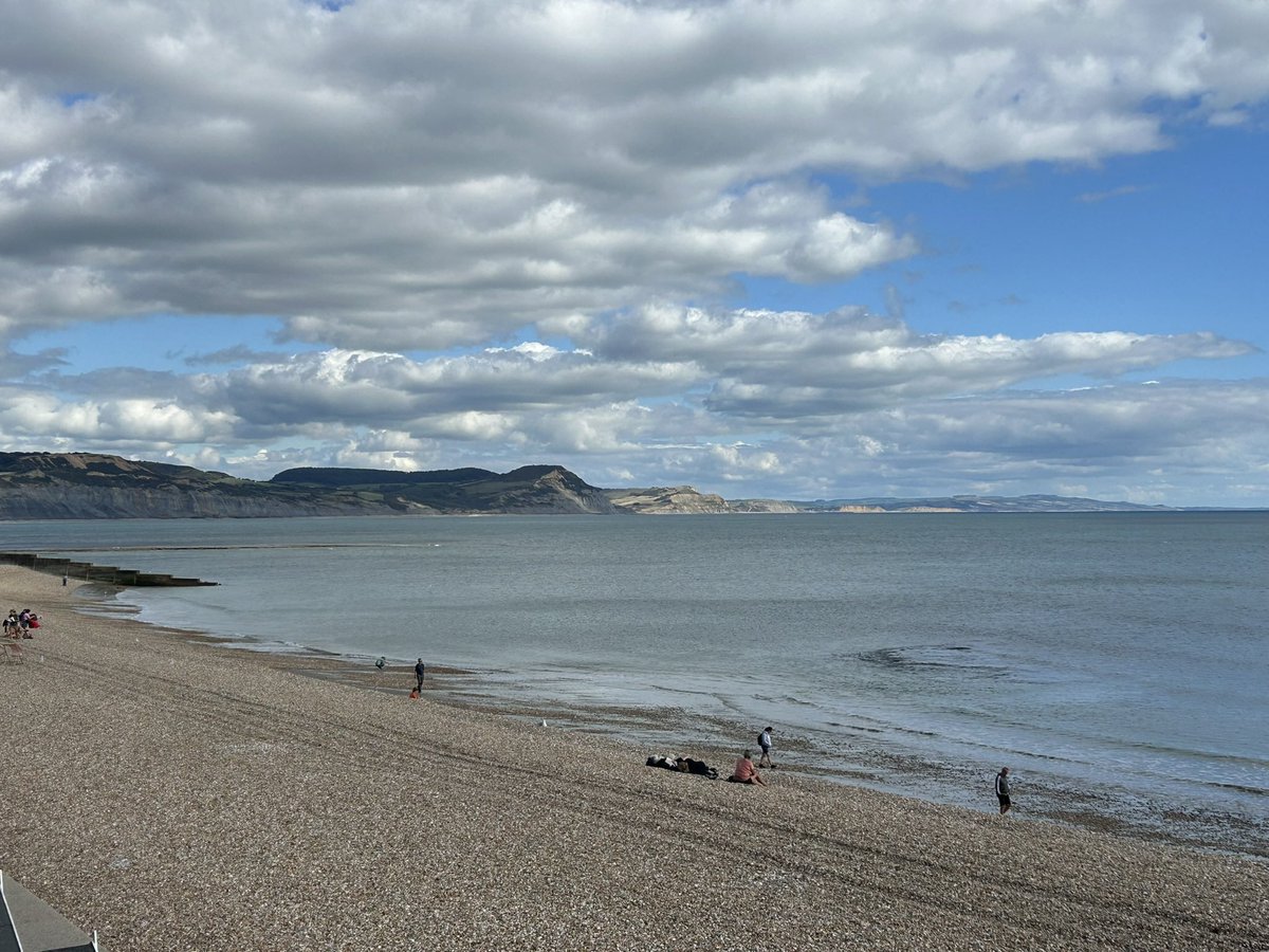 zoeapatrick's tweet photo. Beautiful sunny September afternoon at the seaside #LymeRegis #sunshine #swimming 🏊‍♀️☀️🌊 https://t.co/CEPYfwptF6