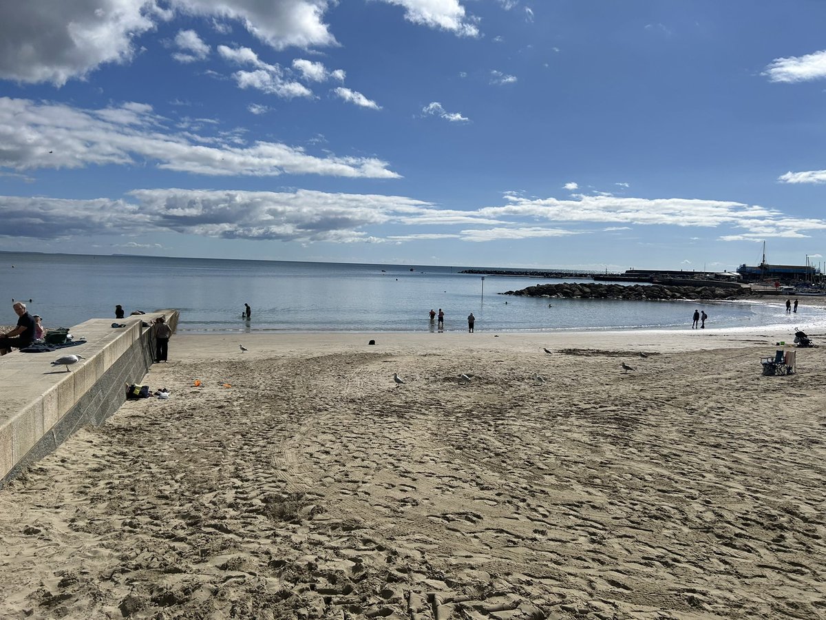 zoeapatrick's tweet photo. Beautiful sunny September afternoon at the seaside #LymeRegis #sunshine #swimming 🏊‍♀️☀️🌊 https://t.co/CEPYfwptF6