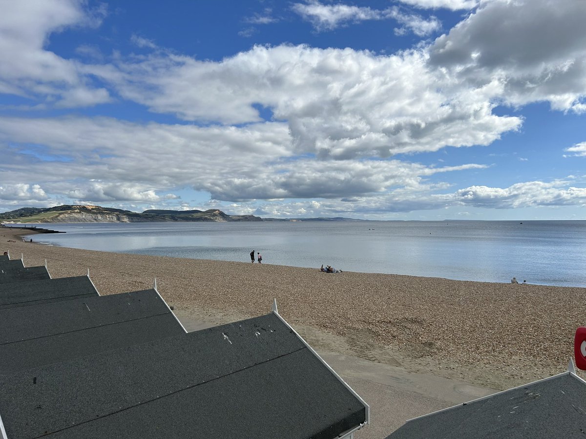 zoeapatrick's tweet photo. Beautiful sunny September afternoon at the seaside #LymeRegis #sunshine #swimming 🏊‍♀️☀️🌊 https://t.co/CEPYfwptF6