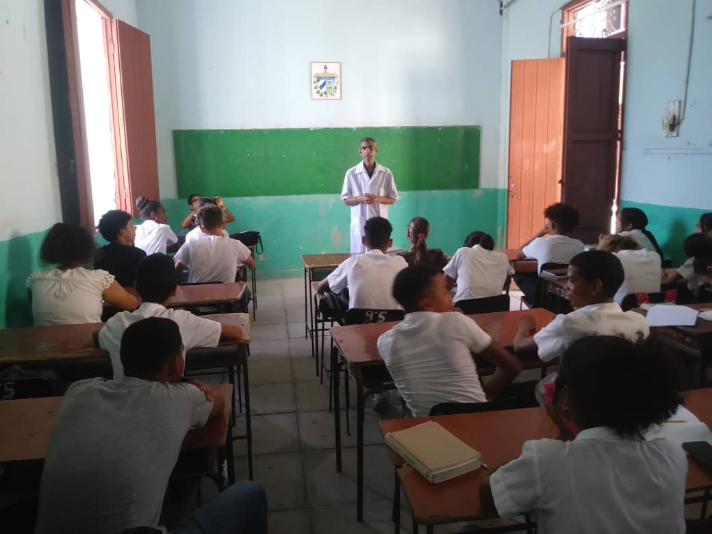 PiMavel57019's tweet photo. #SiempreSantiago
Se continúa los intercambiod educativos  en el ejercicio de prevención de las drogas en las instituciones educativas con el acompañamiento de los especialistas de salud .
Dme Santiago de Cuba https://t.co/wmyEIOwrTG