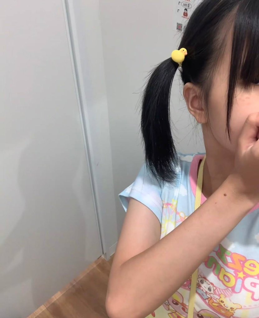 VeronicaVedndv's tweet photo. 开始有点毛毛了，不过很白很干净

有想锐一下我10岁的躁福吗？

赶紧看，看完我就要删了……😳 https://t.co/OOJ5PpgCKZ