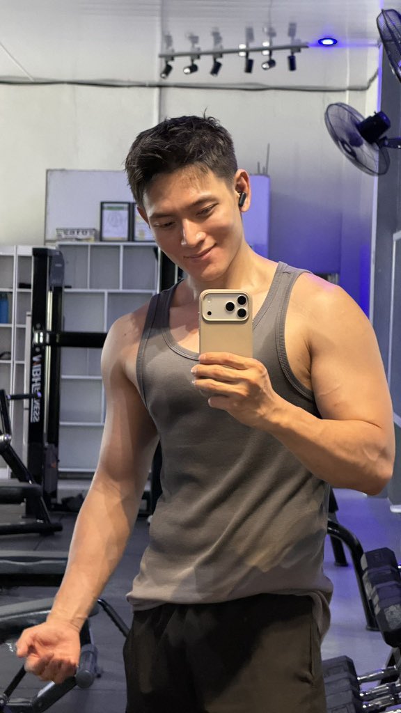 Delv845087's tweet photo. digym banyak yg liatin &amp; godain koko. pada pengen apain sih? haha https://t.co/RSqTZMF8FV