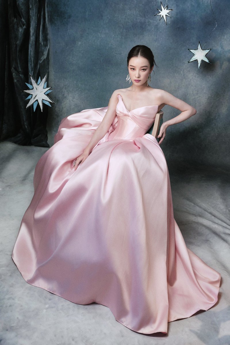 centlookbook's tweet photo. #NiNi 倪妮 in Nicole + Felicia FW26 for the Universal Beijing Resort's 5th Anniversary Celebration https://t.co/MLMCudieMA