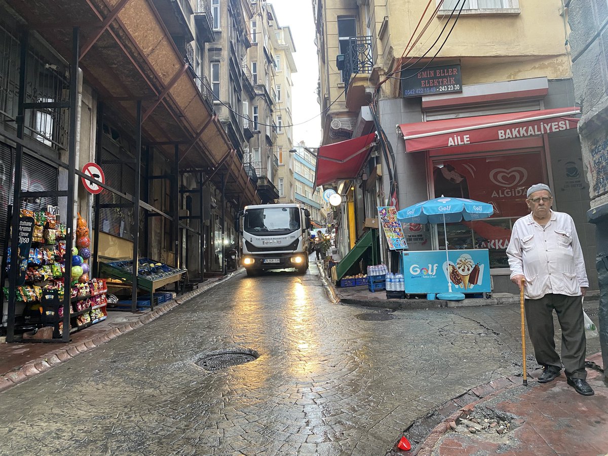 CirkinIstanbul's tweet photo. kumbaracı yokuşunda yaya kaldırımını dükkana katmış bir bakkal

@beyoglubld https://t.co/HyEmjBAN1i