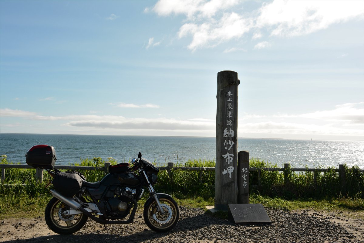 garage910's tweet photo. この旅の目的は北海道の東西南北端を制覇することだった(西は目印になるスポットがないので奥に見える奥尻島で勘弁して笑)、なので観光要素はあまりなかったのだよな…(稚内でウニ食べたことくらい)

(他にも本州・四国・九州の四端は制覇済み) https://t.co/HBN9CGrqmm