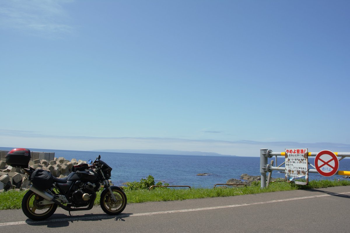 garage910's tweet photo. この旅の目的は北海道の東西南北端を制覇することだった(西は目印になるスポットがないので奥に見える奥尻島で勘弁して笑)、なので観光要素はあまりなかったのだよな…(稚内でウニ食べたことくらい)

(他にも本州・四国・九州の四端は制覇済み) https://t.co/HBN9CGrqmm