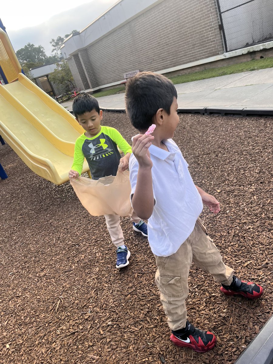 Bethsheeba_'s tweet photo. Our kindergarteners had the opportunity to empathize with our PBL question: “How might we take care of our environment and inspire others to help us?”
Students explored our school and put empathy into action by going outside to picked up trash! @WESWildcatsFCS  @FultonCoSchools https://t.co/zSJwxiKieF