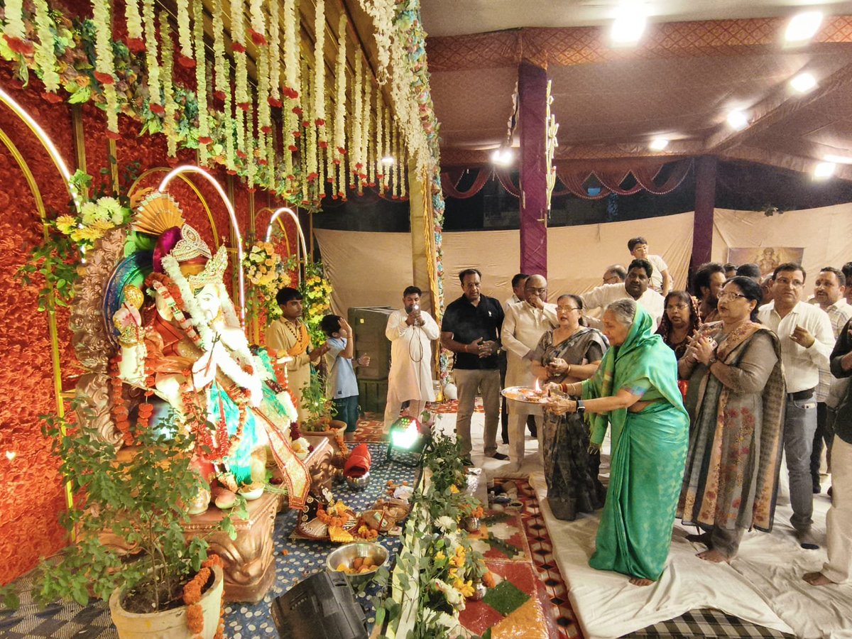 SavitriJindal's tweet photo. आज गणेश चतुर्थी के पावन अवसर पर मोहना मंडी एवं नारायणी देवी सेवा सदन, अग्रवाल कॉलोनी, हिसार में आयोजित भव्य गणेश उत्सव कार्यक्रमों में सहभागिता का सौभाग्य प्राप्त हुआ। 🙏🌺

भगवान श्री गणेश जी के चरणों में शीश नवाकर सभी हिसारवासियों एवं देशवासियों के सुख, समृद्धि, स्वास्थ्य एवं मंगलमय जीवन की कामना की।

विघ्नहर्ता, मंगलमूर्ति भगवान श्री गणेश जी की कृपा से आपके जीवन के समस्त विघ्न दूर हों एवं जीवन में सुख, शांति एवं समृद्धि का आगमन हो।

आप सभी को गणेश चतुर्थी की हार्दिक शुभकामनाएँ। 🙏
गणपति बप्पा मोरया! 🌺