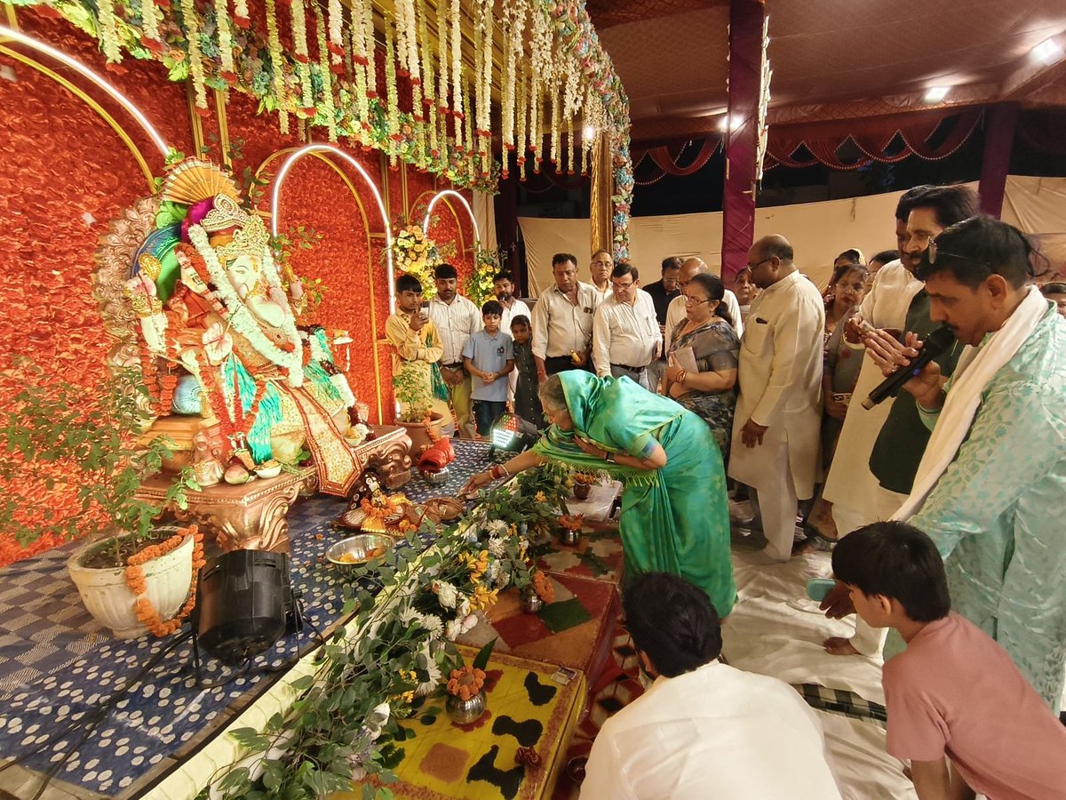 SavitriJindal's tweet photo. आज गणेश चतुर्थी के पावन अवसर पर मोहना मंडी एवं नारायणी देवी सेवा सदन, अग्रवाल कॉलोनी, हिसार में आयोजित भव्य गणेश उत्सव कार्यक्रमों में सहभागिता का सौभाग्य प्राप्त हुआ। 🙏🌺

भगवान श्री गणेश जी के चरणों में शीश नवाकर सभी हिसारवासियों एवं देशवासियों के सुख, समृद्धि, स्वास्थ्य एवं मंगलमय जीवन की कामना की।

विघ्नहर्ता, मंगलमूर्ति भगवान श्री गणेश जी की कृपा से आपके जीवन के समस्त विघ्न दूर हों एवं जीवन में सुख, शांति एवं समृद्धि का आगमन हो।

आप सभी को गणेश चतुर्थी की हार्दिक शुभकामनाएँ। 🙏
गणपति बप्पा मोरया! 🌺
