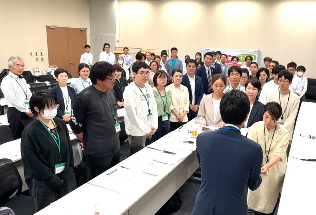学費の要請書を渡すところ
