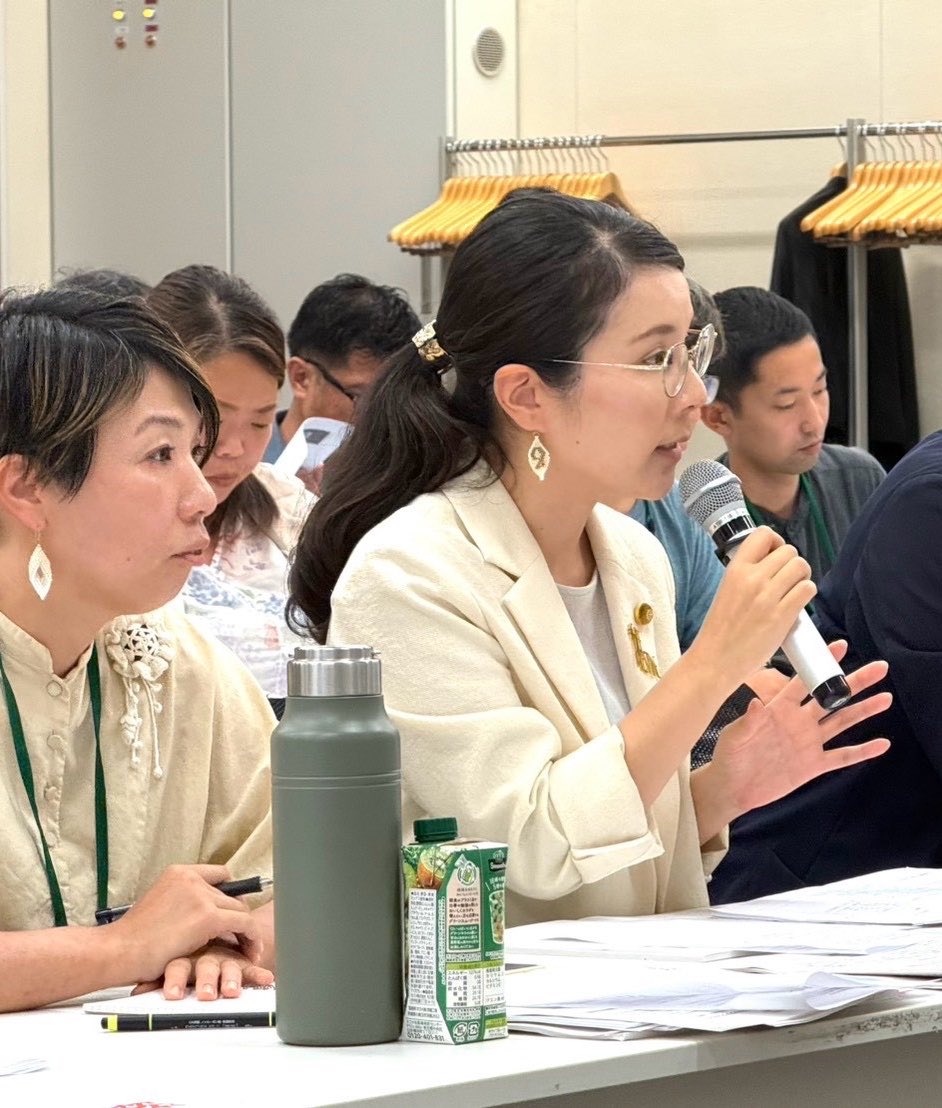 発言する堀川