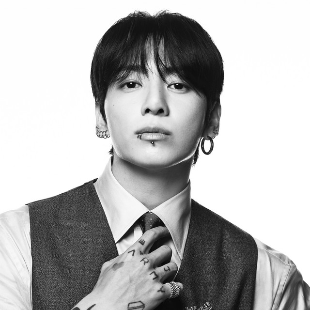 bts_base_'s tweet photo. #SUGA/#AgustD officially ties #JUNGKOOK as the K-Pop soloist with the MOST songs over 100 million streams each in Spotify HISTORY (19).

— Both are members of #BTS. 👑

@BTS_twt #방탄소년단 #YOONGI #슈가 #윤기 #정국 https://t.co/p4nNi5vSTn