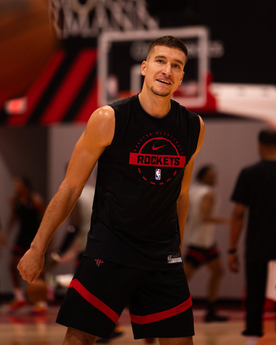 HoustonRockets's tweet photo. Welcome to H-town, Bogdan 🤝 https://t.co/hcL7yx36Dd