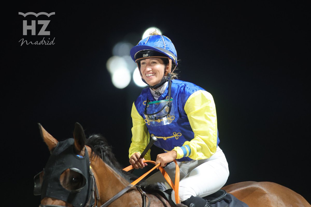 HipodromoMadrid's tweet photo. 🏇 ¡Gracias, Cristina Pérez!

Después de 870 carreras disputadas en España desde 2015 y 67 victorias, @cristi_perez99, pone punto y aparte a su trayectoria como jockey.

💪Una carrera construida a base de esfuerzo, dedicación, pasión y muchas horas de trabajo por y para las carreras de caballos. Hoy queremos agradecerle todo lo que ha aportado a nuestro turf y desearle lo mejor en esta nueva etapa que comienza.

😍Desde el Hipódromo de La Zarzuela le deseamos todo el éxito y la felicidad posibles en sus nuevos proyectos profesionales. 🍀

Pero nadie mejor que Cristina para contarnos los motivos de esta decisión y hablarnos de todo lo que tiene por delante.
La leemos. 👇