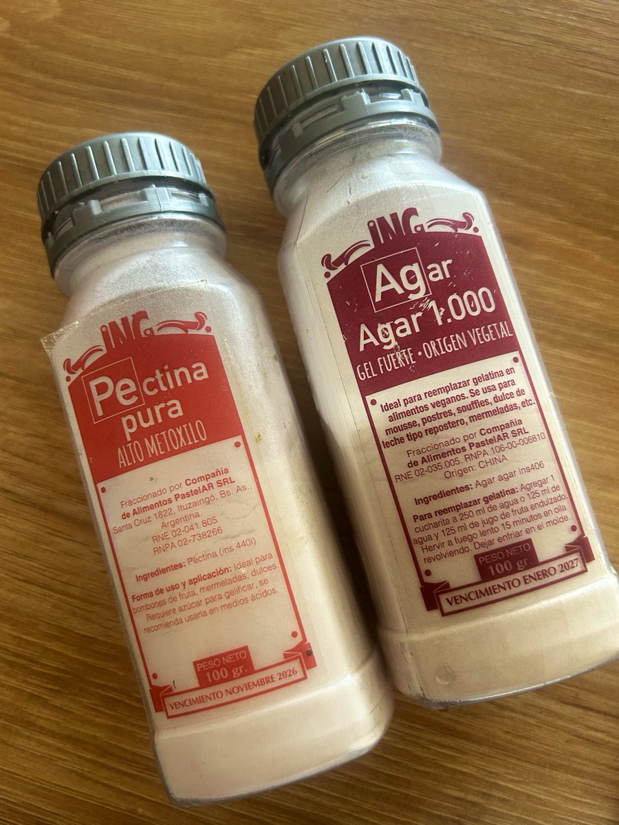 Silnari's tweet photo. PECTINA vs AGAR AGAR para mermelada.

No son lo mismo. Si los usas 1 a 1 te queda un bloque de goma o una sopa.

Te explico cuándo usar cada una para no pifiarla nunca más 👇 https://t.co/rxCzdT7WLe