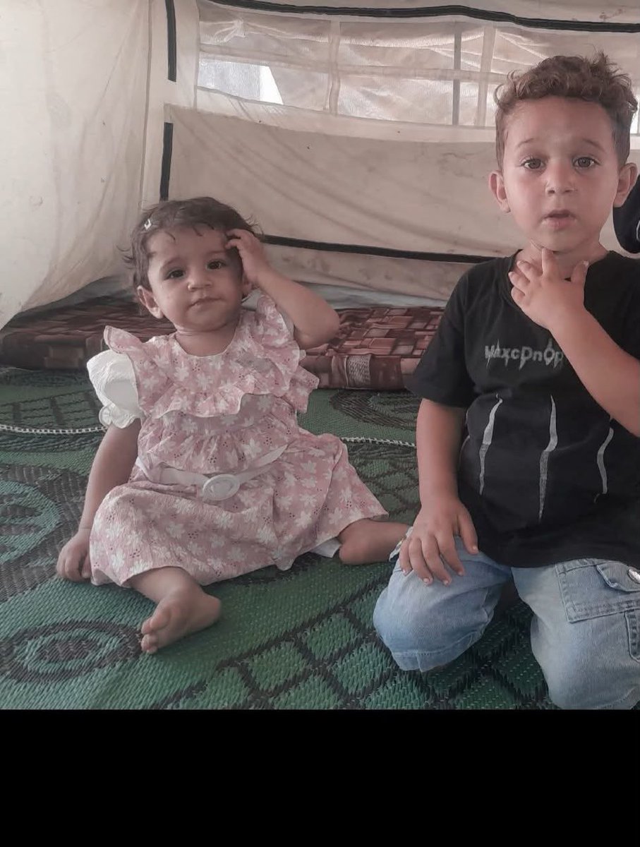 Hakeam's tweet photo. حذيفة وشام حلس .. طفل وطفلة من بين شهداء العمارة المنهارة في مدينة غزة.

وجهان صغيران كان يفترض أن تكون أمامهما حياة طويلة .. لكنهما كانا بين ضحايا المبنى الذي انهار على النازحين الباحثين عن مأوى.

حذيفة وشام .. ليسا رقمين في حصيلة الشهداء، بل طفلان كانت لهما حياة وملامح وأحلام لم يكتب لها أن تكبر.

رحم الله حذيفة وشام .. أي قهر أكبر من أن تكون نهاية طفولة كاملة تحت ركام المكان الذي لجأت إليه بحثا عن الأمان؟