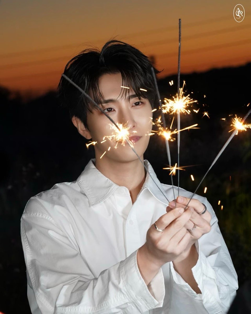 Pop7base's tweet photo. Happy 30th birthday to our sunshine GOT7’s Youngjae. 

Main vocalist, gifted actor and devoted performer, he has always been someone who stays true to himself and never fails to make Ahgases proud.
Beyond his talent, Youngjae is one of the warmest and most thoughtful souls, always making us feel seen and loved. As he continues his military service, we wish him the very best for the rest of his service and hope he returns to us healthy, happy and surrounded by love. 💚