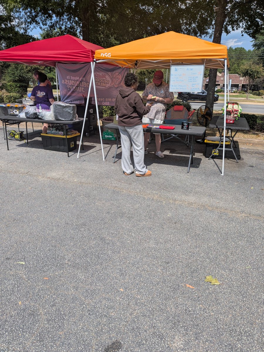 Mykeepstorage's tweet photo. WHAT A TURN OUT!  Thank you to everyone who made our Back to School event amazing—we completely sold out of food!

🎉 Backpack Winner: Congrats, Kirstin!
🍖 Food Shoutout: Huge thanks to Matt’s Delicious Meats &amp; Las Comadres!

We love our community! Stay tuned for the next one! https://t.co/U7QZ2NSjvj