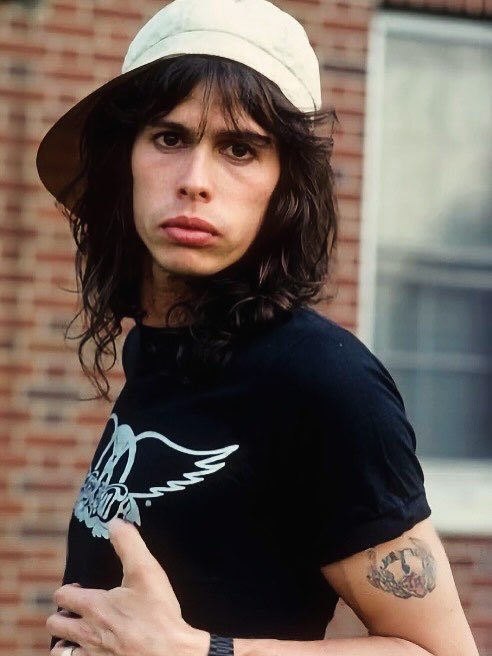historyrock_'s tweet photo. Singer Steven Tyler wearing Aerosmith merchandise in the mid-1970s https://t.co/Q9th3Q6gBV