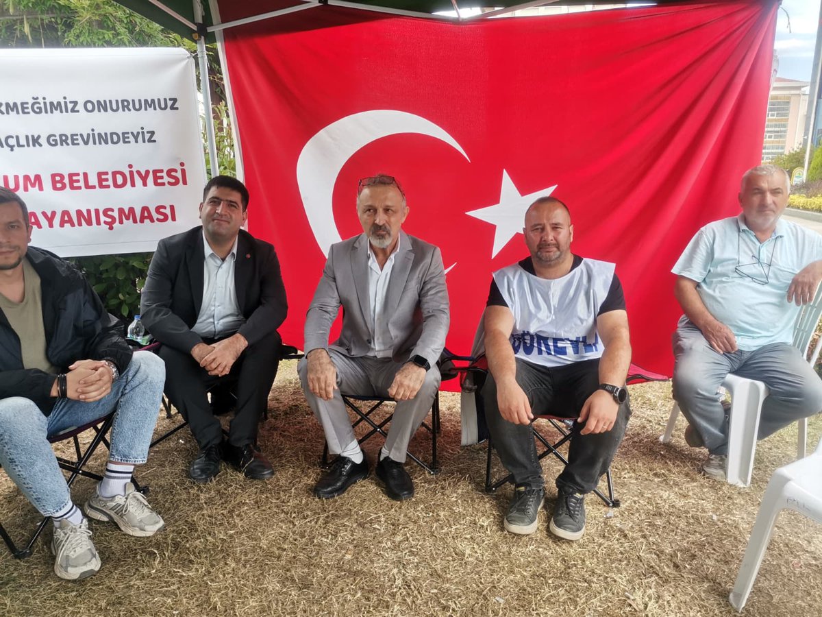 sametkunt1's tweet photo. Hakları için mücadele eden Atakum Belediyesi işçileriyle birlikteydik. Mücadelelerinde işçi arkadaşlarımızla sonuna kadar birlikteyiz.

Vurguncuların, havadan para kazananların, faizcilerin değil; üretenlerin ve emekçilerin Türkiyesini kuracağız. 

@atakumbelisci 
@tezkoopissndk https://t.co/7ZQiDgccLb