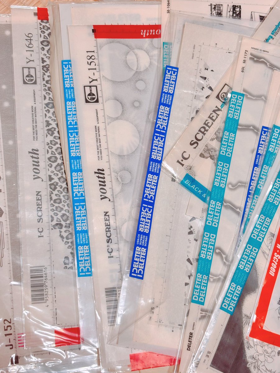 candy_pop07's tweet photo. 捨てたと思ってたスクリーントーン大量にあった。小中高と買い漁ってたやつだ～でもテニスの同人誌で1番使ってたと思う。ガラものは比較的未使用でキレイ。
う～ん、やっぱり捨てられないな～…思い出がいっぱい https://t.co/s9La6dArQ1