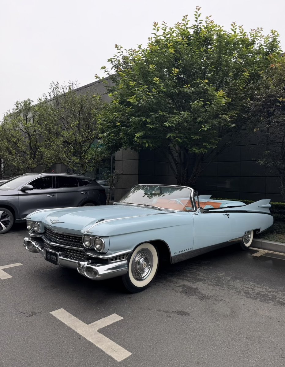 Chloe_m066's tweet photo. What year is this car? https://t.co/mgKRCYoXkU