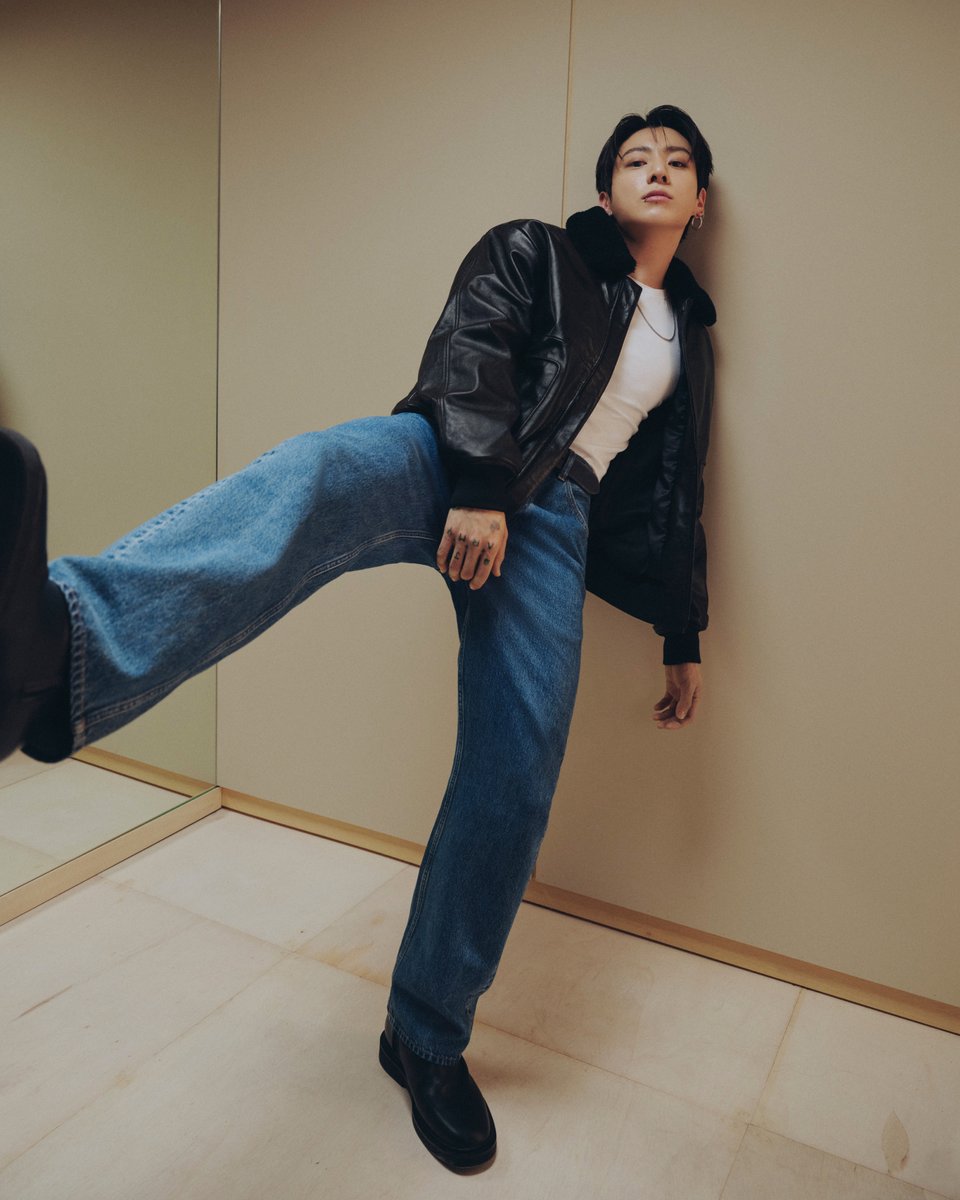 CalvinKlein__JP's tweet photo. どの角度からでも、心地よいフィット。

Jung Kook／ジョングクが魅せる、90s ストレートジーンズ。

履くほどに、体に馴染む1本。

▼新着デニムアイテムはこちら
https://t.co/kOEd2krWBt https://t.co/Bd43t1AdGg