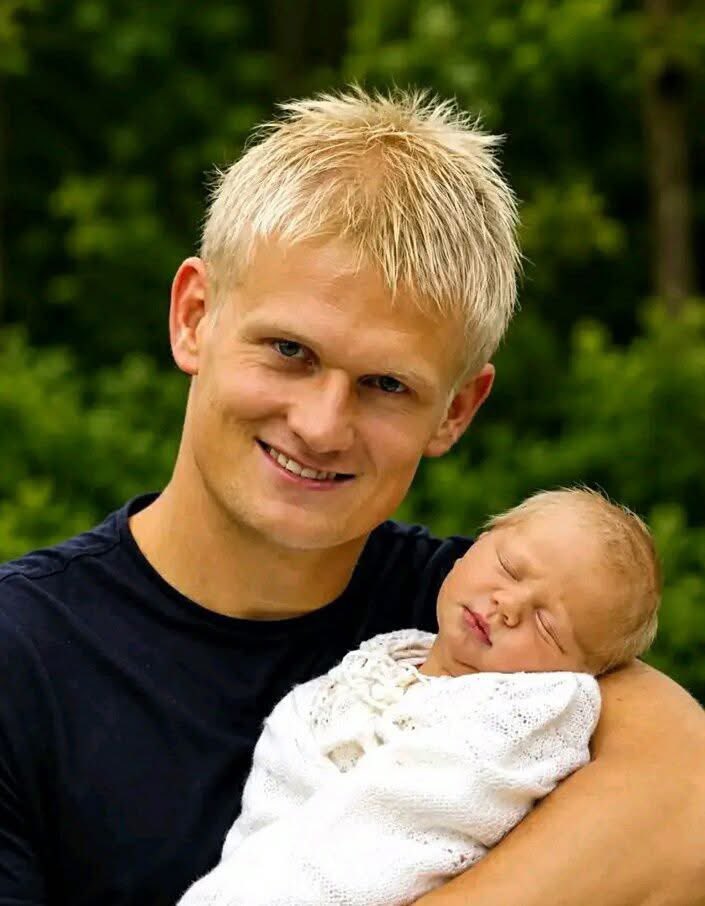 wizzo3333's tweet photo. Who would have believed or thought that this little bundle would grow up to be the best striker in the world and a lovely human being . Photo of the day for me https://t.co/StLjSSoZx7