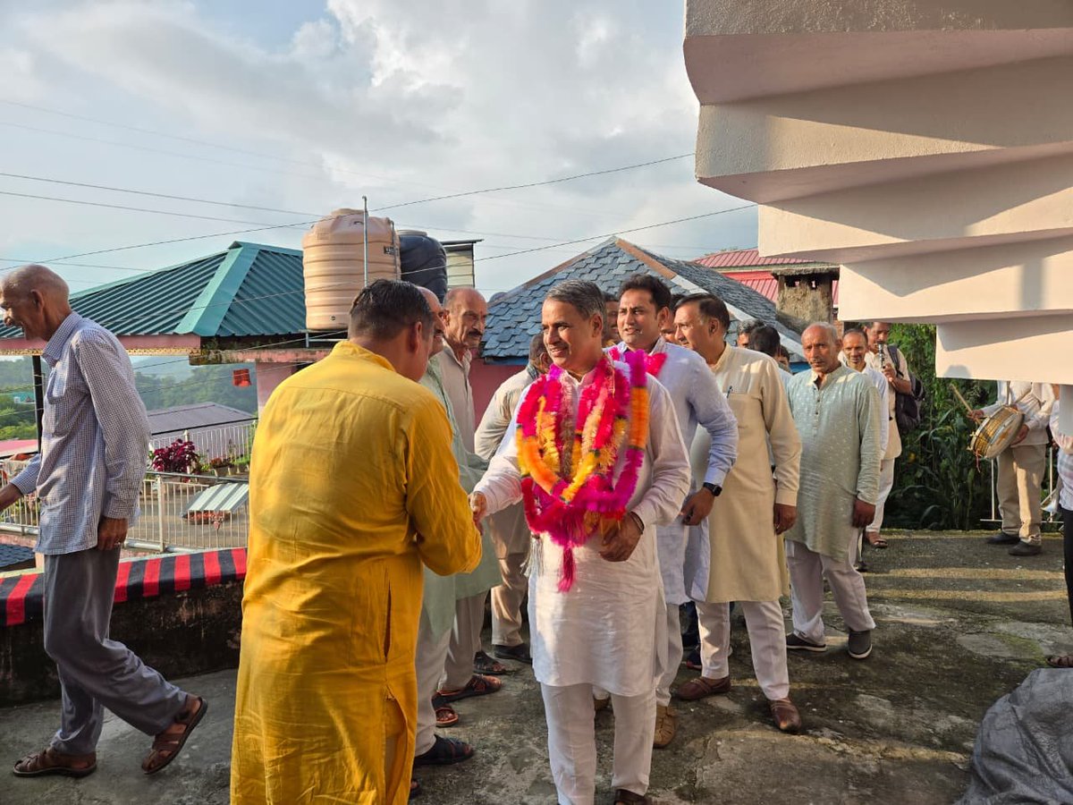 dalipthakurmla's tweet photo. आज अपने विधानसभा क्षेत्र सरकाघाट की ग्राम पंचायत थौना में आयोजित जनसंवाद कार्यक्रमों में शामिल होकर हवानी, पडासला एवं चहड़ी में स्थानीय लोगों से आत्मीय मुलाकात की और उनकी समस्याओं को सुना
जनता के बीच रहना, उनकी बात सुनना और समाधान के लिए निरंतर प्रयास करना ही जनसेवा का संकल्प है https://t.co/ZkzsxVqCz8
