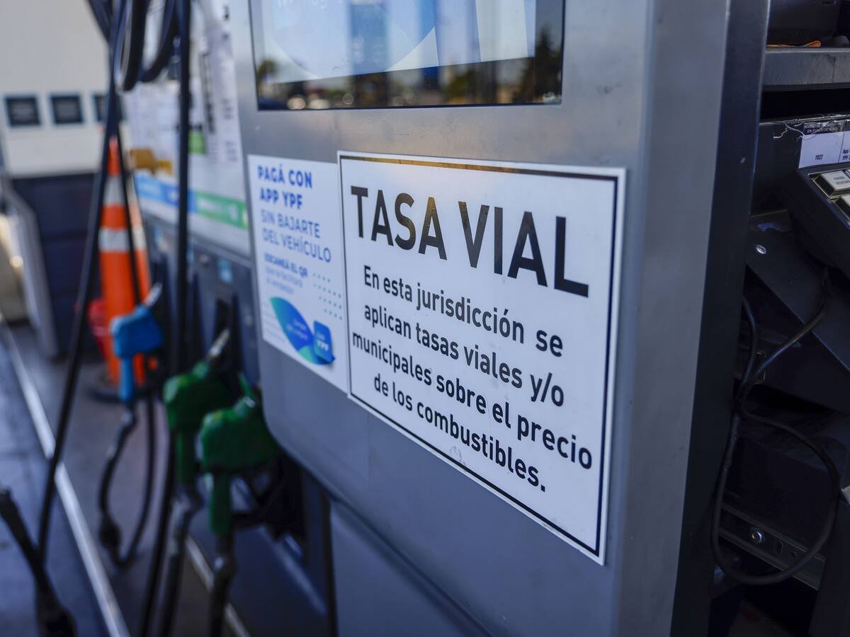 PatoBullrich's tweet photo. Esto hay que mostrarlo siempre y en todo lugar: los intendentes K inventan tasas y se quedan con el esfuerzo de los argentinos.

¿La mayoría de esos municipios? Calles rotas, basurales, falta de inversión e inseguridad. Ninguna contraprestación a esa tasa.

La Corte fue clara: cobrar por nada es un robo a todos los argentinos, contribuyente y consumidor.

La inflación baja. El esfuerzo de los argentinos vale.
Dejen de intentar e intentar que todo salga mal.