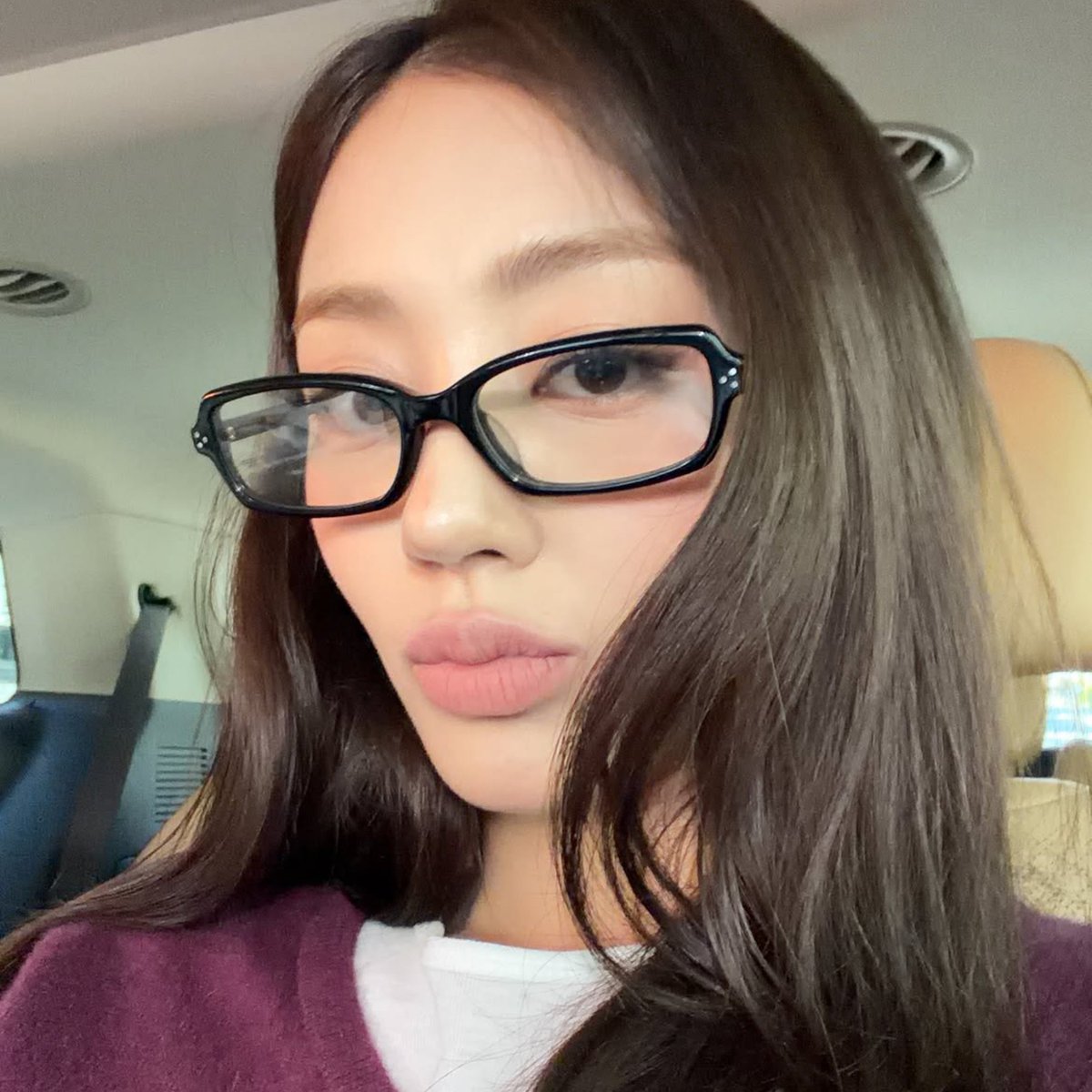 hyomuse_'s tweet photo. i’m so weak for jihyo in glasses https://t.co/bsjElrDbvL