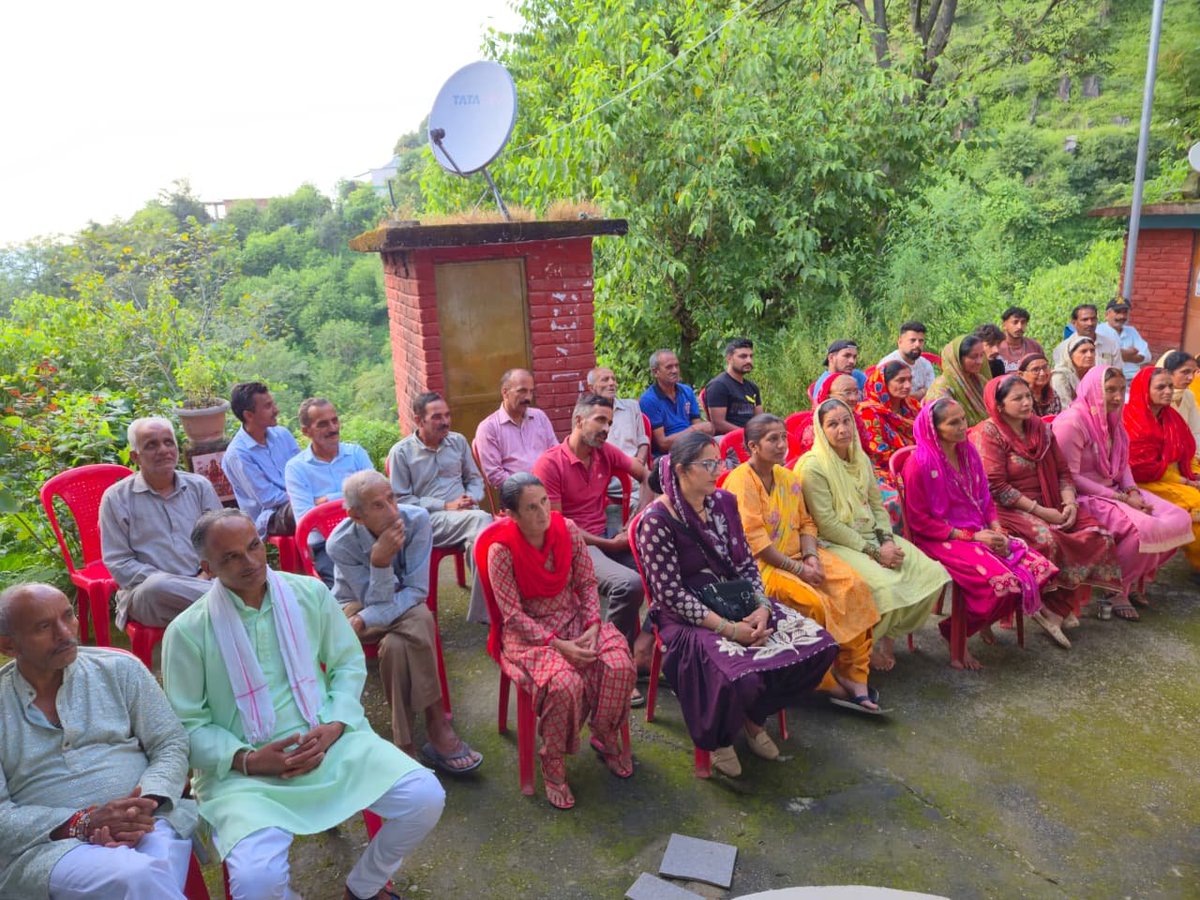 dalipthakurmla's tweet photo. आज अपने विधानसभा क्षेत्र सरकाघाट की ग्राम पंचायत थौना में आयोजित जनसंवाद कार्यक्रमों में शामिल होकर हवानी, पडासला एवं चहड़ी में स्थानीय लोगों से आत्मीय मुलाकात की और उनकी समस्याओं को सुना
जनता के बीच रहना, उनकी बात सुनना और समाधान के लिए निरंतर प्रयास करना ही जनसेवा का संकल्प है https://t.co/ZkzsxVqCz8