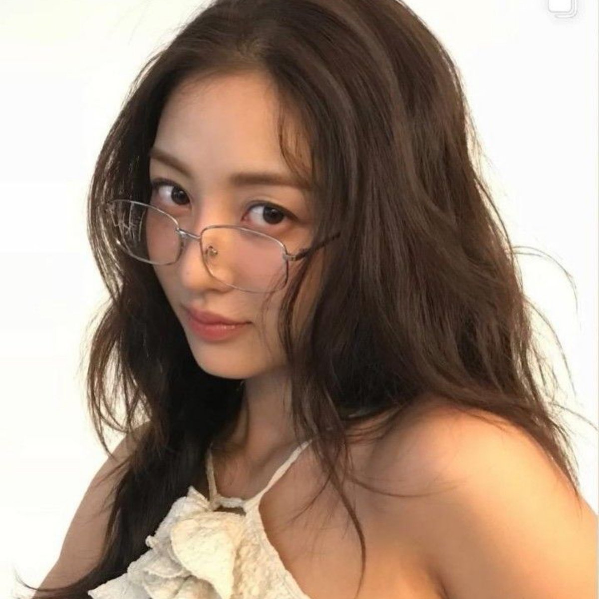 hyomuse_'s tweet photo. i’m so weak for jihyo in glasses https://t.co/bsjElrDbvL