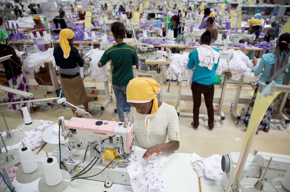PRISA's tweet photo. África produce materias primas esenciales para la industria textil, pero su peso en las exportaciones mundiales sigue siendo reducido.

¿Cómo conseguir que una mayor parte del valor generado permanezca en el territorio?

En @Planeta_Futuro 👇
https://t.co/hqr0TA19ar
#PRISAImpacta https://t.co/jxqjUQpxjd