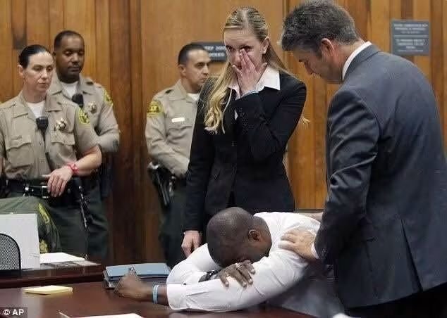 Emmaiid11's tweet photo. 🚨HEARTBREAKING: This man was a high school football star until he got charged with a rape of a 16 year old girl. 

The charge was eventually dropped after 16-year-old girl confessed that the rape never happened. 

Unfortunately, he spent 6 years falsely imprisoned and broke down when the case was moved to dismissed.

Do you think this girl should face any consequences? And if so..... what?