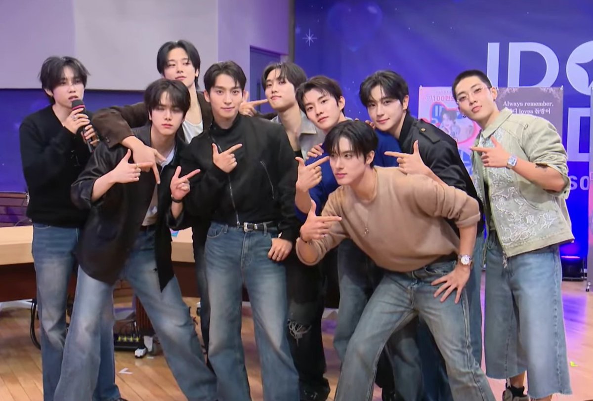 deobimom's tweet photo. family photos ♡ sangyeon is back!

#THEBOYZ #더보이즈 https://t.co/rJWubtZKWo