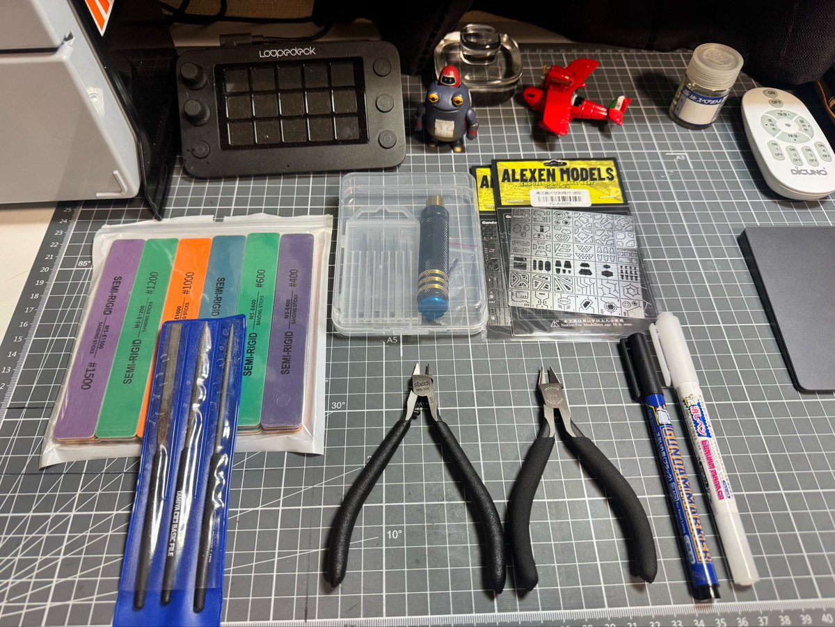 Nico_yonku's tweet photo. ガンプラ作るための工具、色々集めたんですが、これで素組み、墨入れ、筋彫りくらいならできますか💦？

これあると便利だよってのあったら教えてください！
#ガンプラ https://t.co/xTp8bxu2cD
