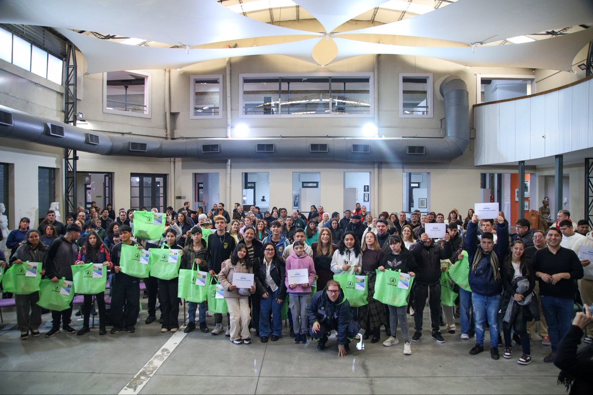 magdysierra's tweet photo. 🙌🏼 | Hoy es uno de esos días que nos llenan de felicidad y orgullo…

Le dimos la bienvenida a las nuevas y nuevos estudiantes de los Centros de Formación Integral N° 1 y 2 que comienzan sus prácticas profesionalizantes en distintas dependencias municipales y entregamos becas formativas a quienes ya finalizaron este recorrido.

Y hay otra noticia que nos llena de alegría: quienes ya realizaron sus prácticas y tuvieron un buen desempeño hoy dan un nuevo paso y se incorporan a la planta laboral municipal.

Estoy muy orgullosa de cada uno de ustedes. Nos conocemos desde que son chicos, desde la escuela y el CFI, y me emociona verlos crecer, aprender y conquistar nuevos desafíos.

A partir del año que viene, además, vamos a contar con dos Centros de Inclusión para Personas con Discapacidad más, para seguir ampliando oportunidades, acompañando sus proyectos y construyendo una comunidad cada vez más inclusiva.

¡Felicitaciones por este logro y vamos por más!